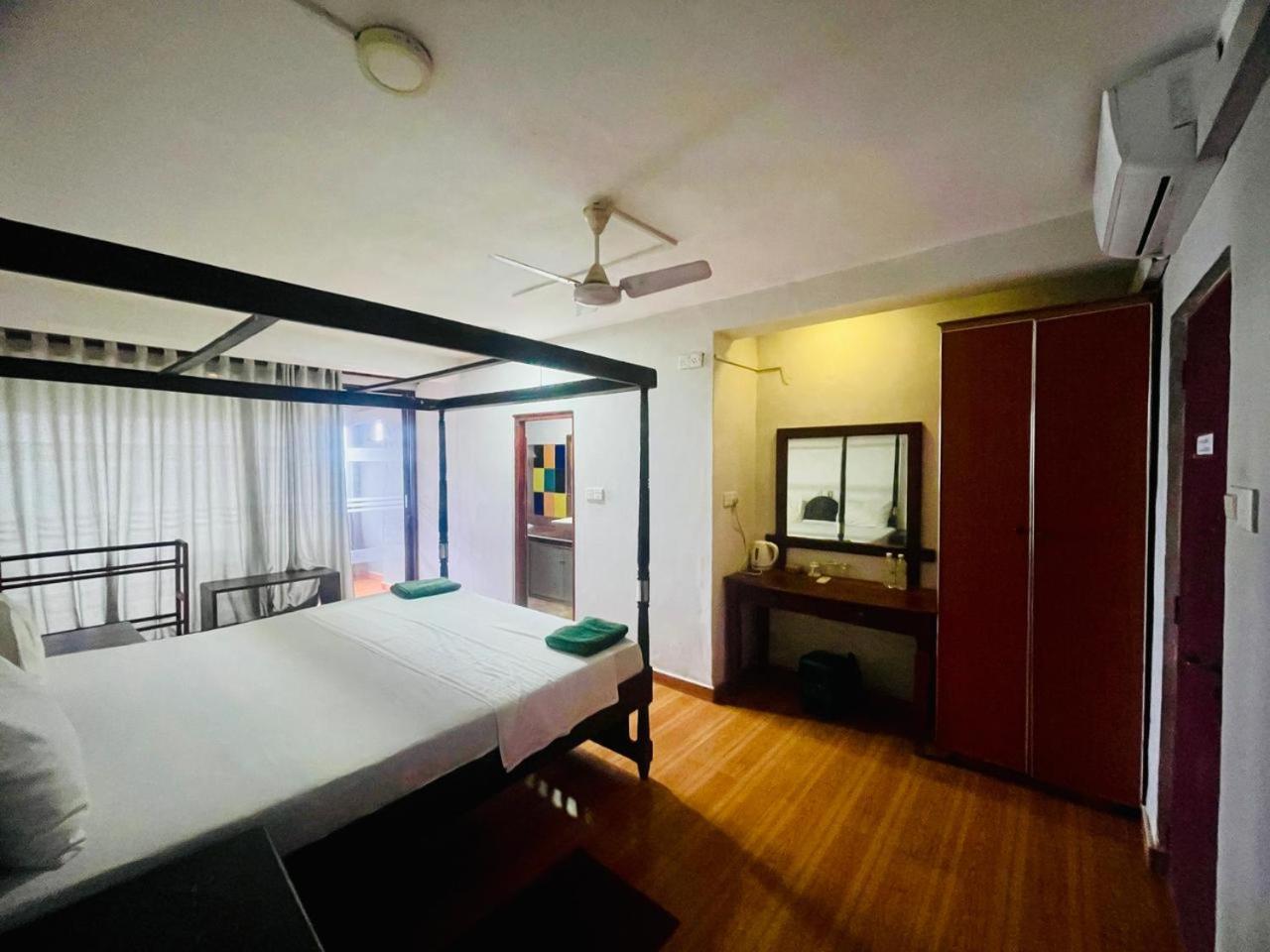 Suncoast Beach Hotel มิริสซา ภายนอก รูปภาพ